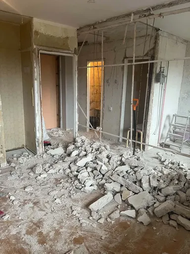 Hunnik lammutusprahti koridoris, taamal sarrusvardad ning vannitoa ja WC ukseavad
