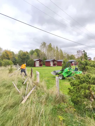 Puitaia demonteerimine, rohus on lahtivõetud latid ja püsti on üksikud postid